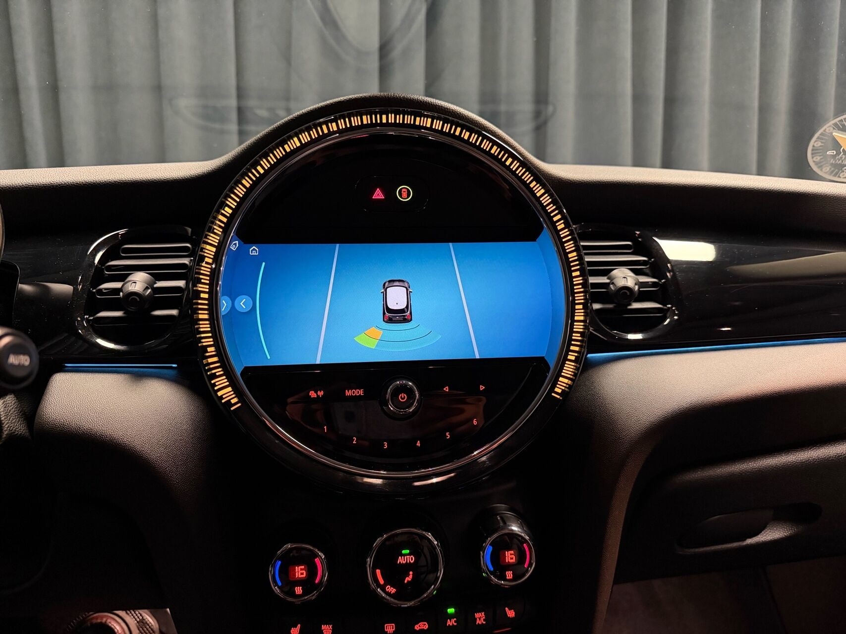 Hvid Mini Cooper fra 2023