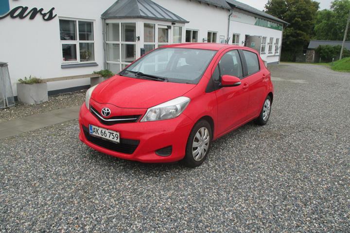 Rød Toyota Yaris fra 2014