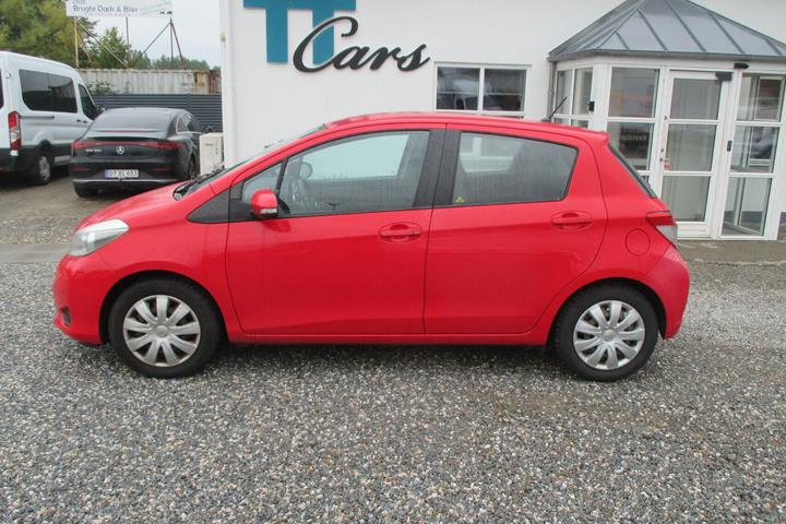 Rød Toyota Yaris fra 2014