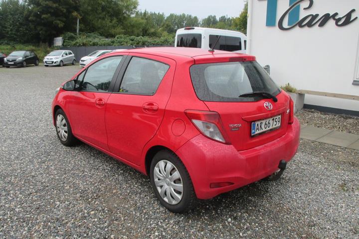 Rød Toyota Yaris fra 2014