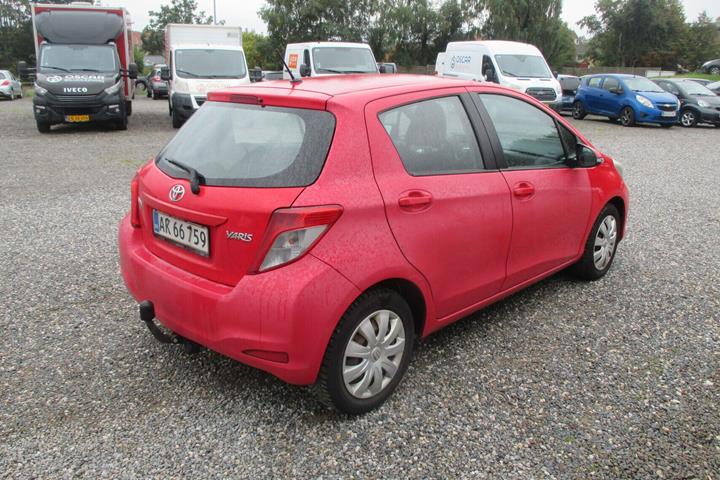 Rød Toyota Yaris fra 2014