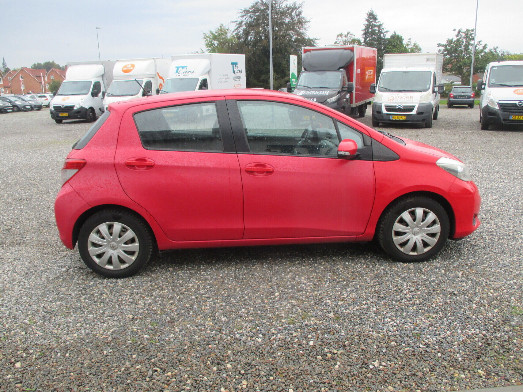 Rød Toyota Yaris fra 2014