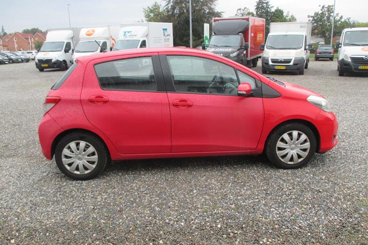 Rød Toyota Yaris fra 2014