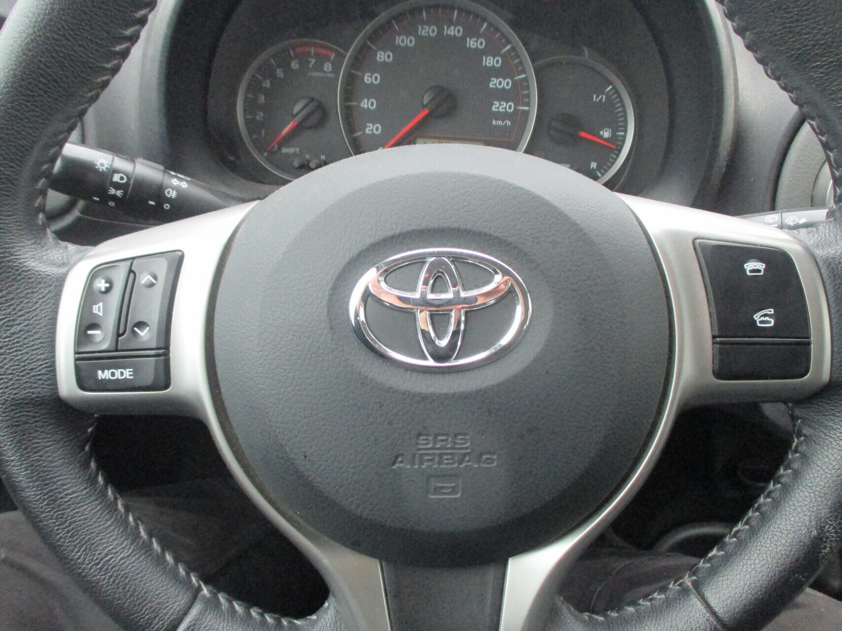 Rød Toyota Yaris fra 2014