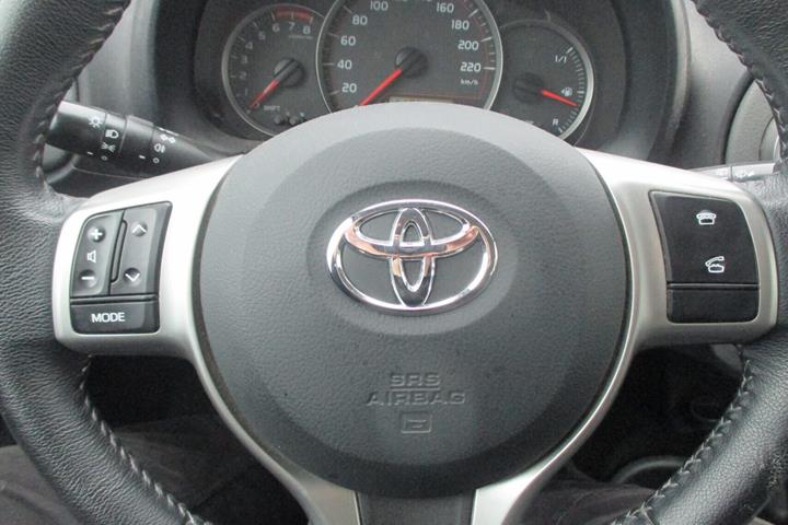 Rød Toyota Yaris fra 2014
