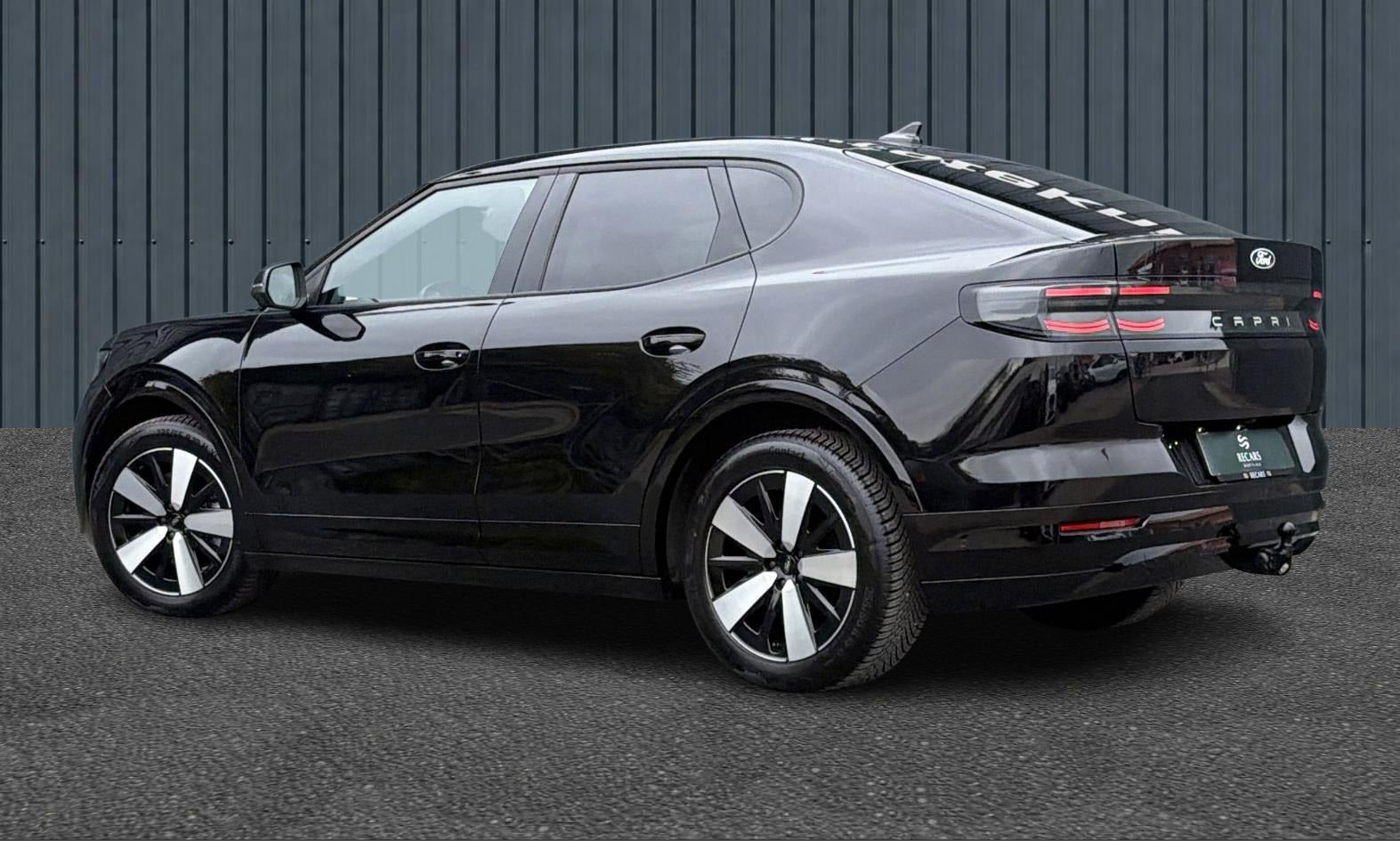 Sort Ford Capri fra 2025