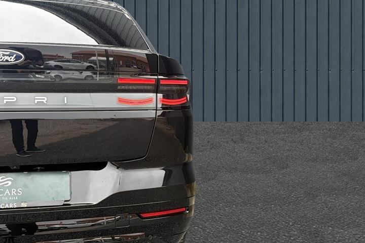 Sort Ford Capri fra 2025