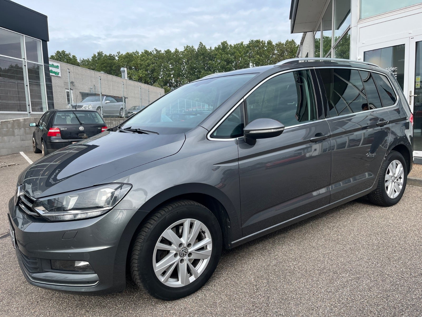 Grå VW Touran fra 2020