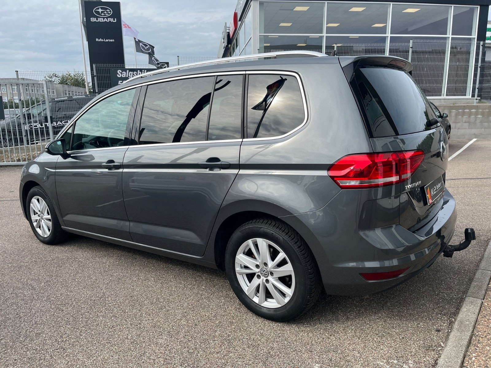 Grå VW Touran fra 2020
