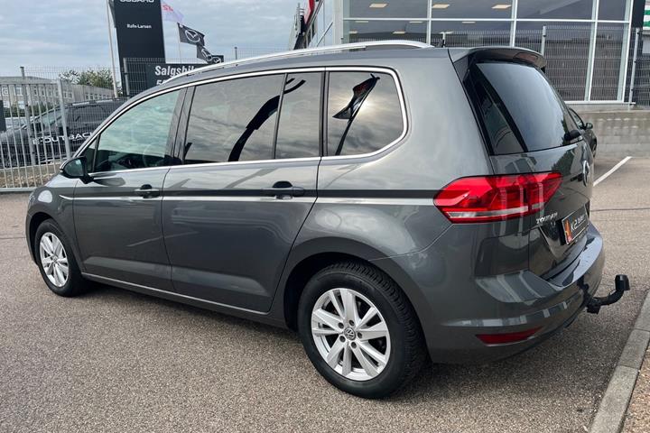 Grå VW Touran fra 2020