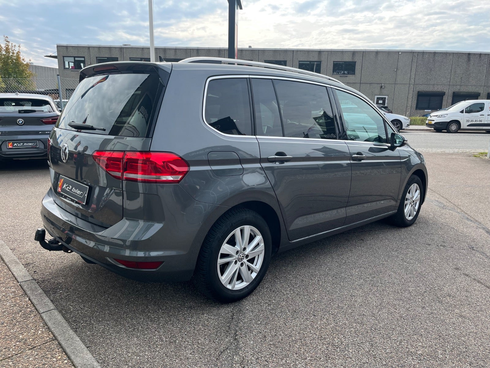 Grå VW Touran fra 2020
