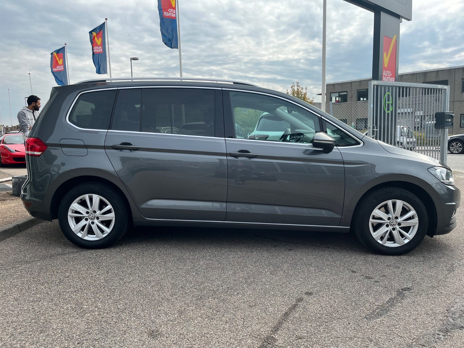 Grå VW Touran fra 2020