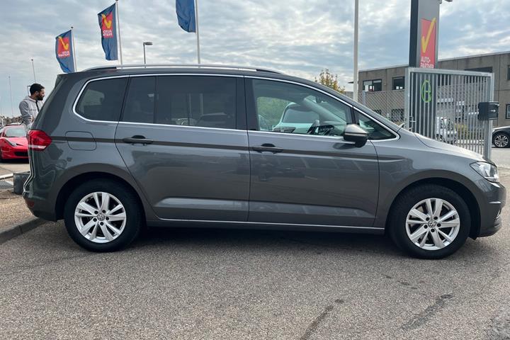 Grå VW Touran fra 2020