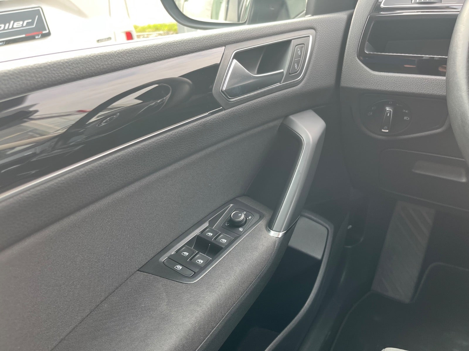 Grå VW Touran fra 2020