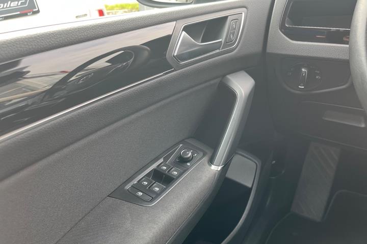 Grå VW Touran fra 2020