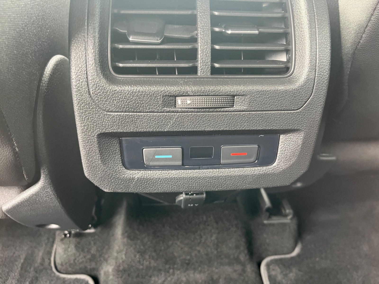 Grå VW Touran fra 2020