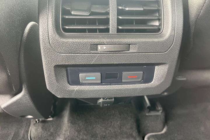 Grå VW Touran fra 2020