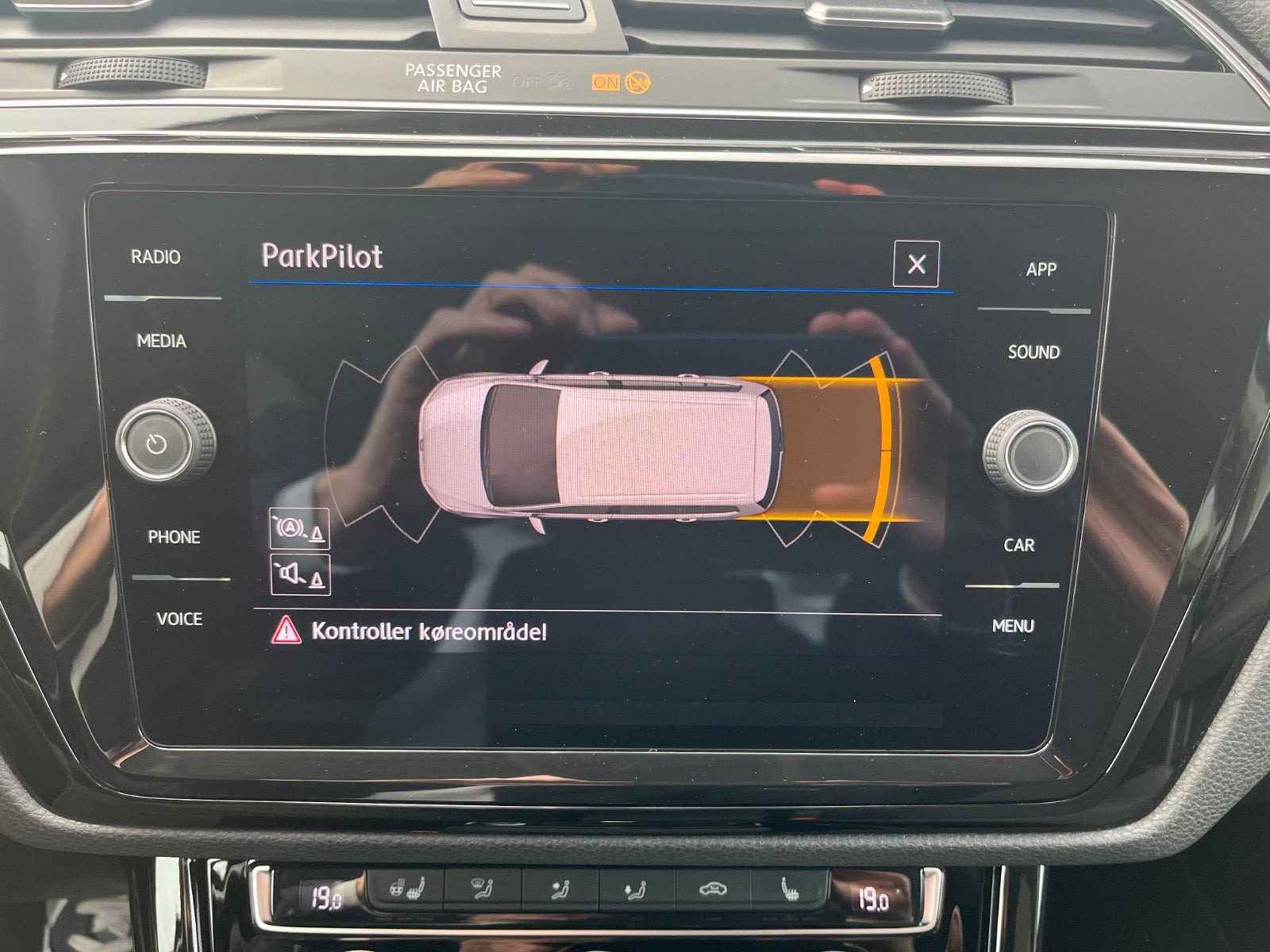 Grå VW Touran fra 2020