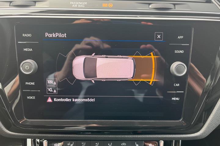 Grå VW Touran fra 2020