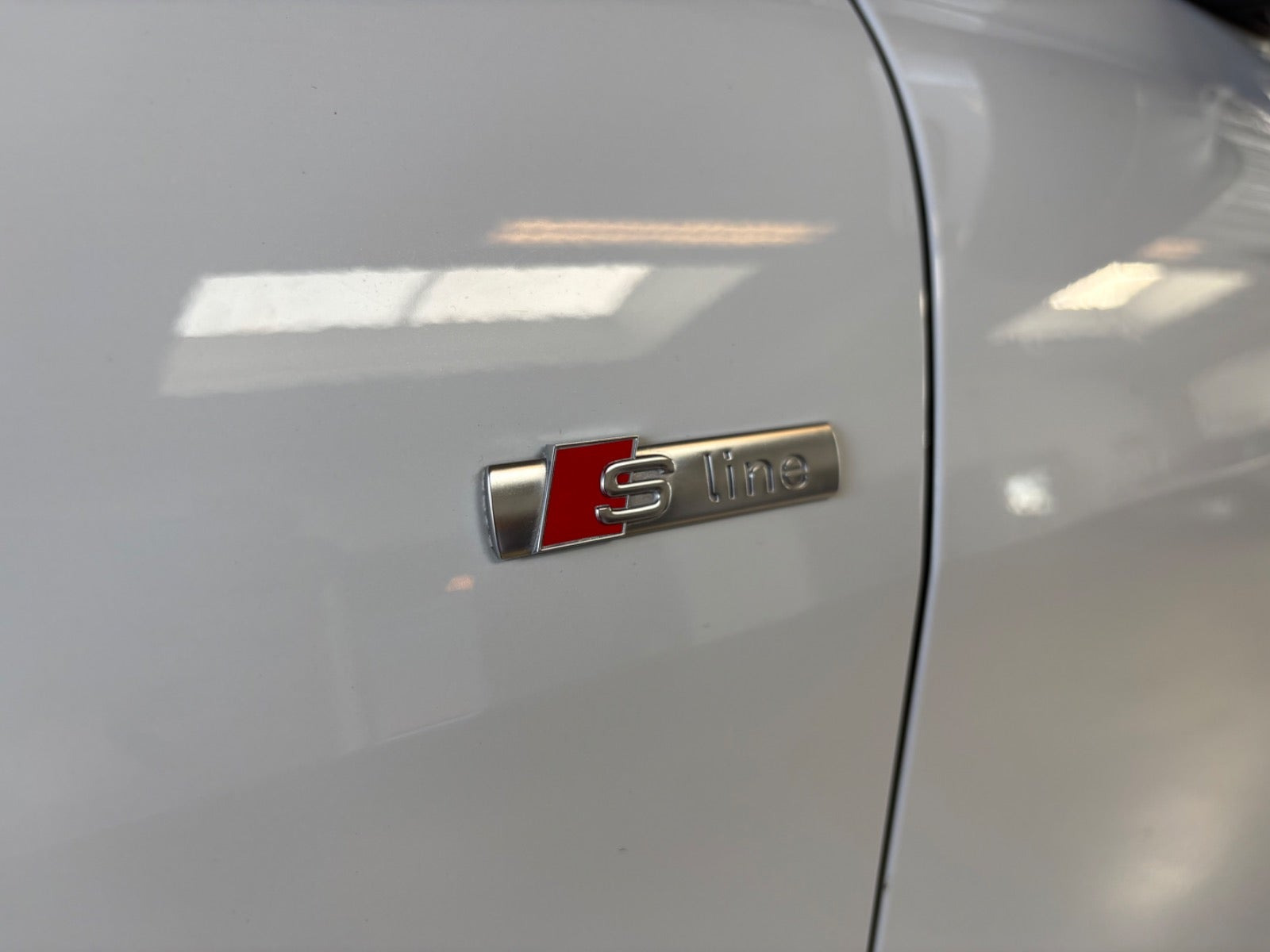 Hvid Audi Q4 e-tron fra 2023