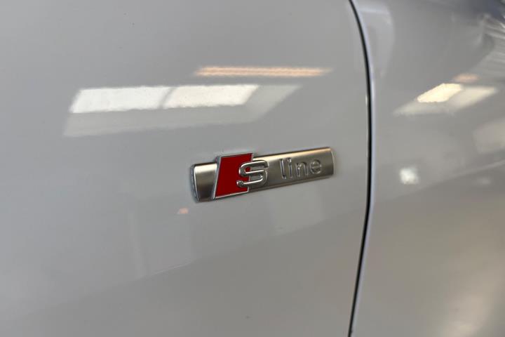 Hvid Audi Q4 e-tron fra 2023