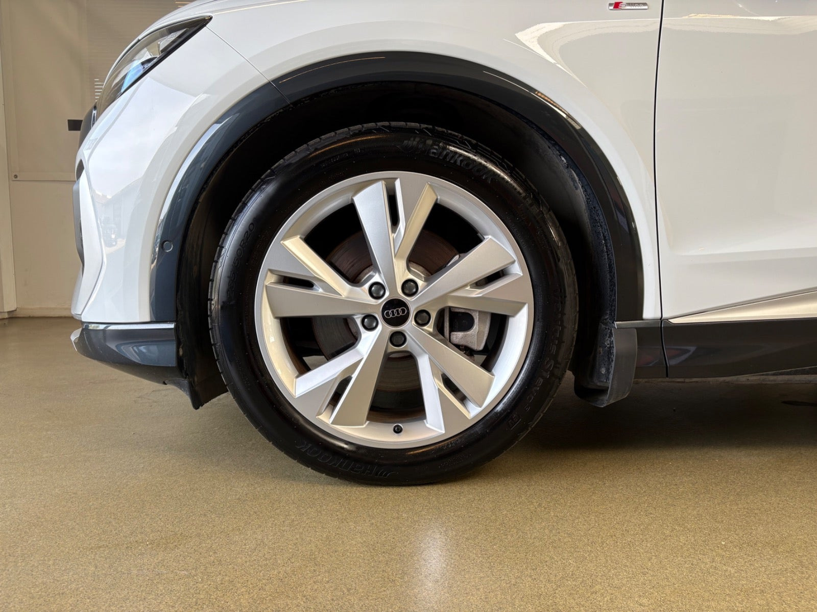 Hvid Audi Q4 e-tron fra 2023