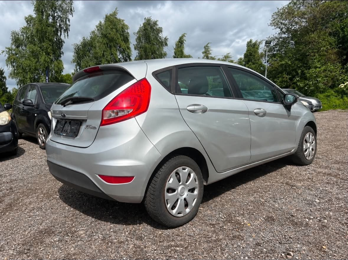 Sølv Ford Fiesta fra 2012