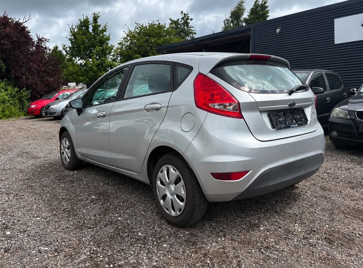 Sølv Ford Fiesta fra 2012