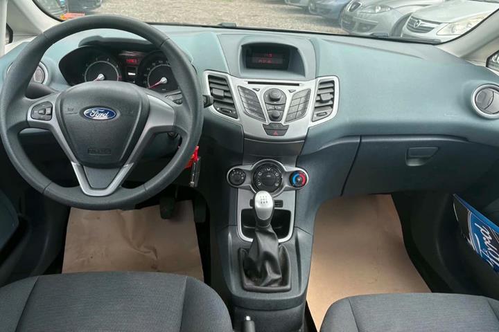 Sølv Ford Fiesta fra 2012