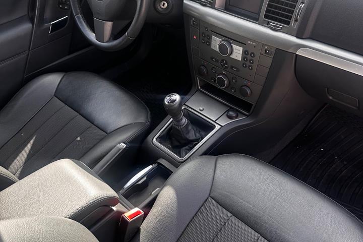 Sort Opel Vectra fra 2008
