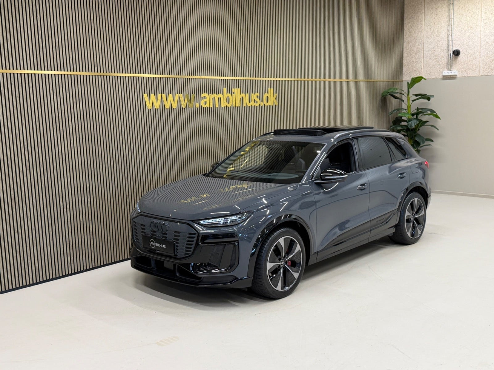 Grå Audi SQ6 e-tron fra 2024