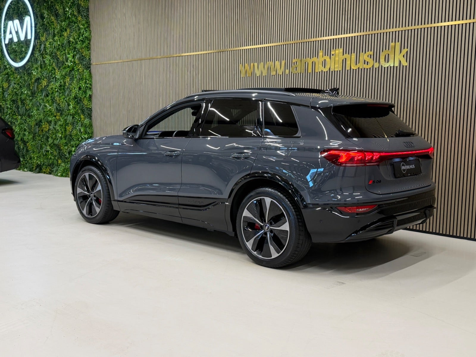 Grå Audi SQ6 e-tron fra 2024