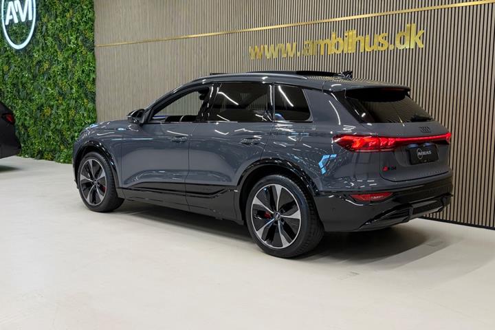 Grå Audi SQ6 e-tron fra 2024