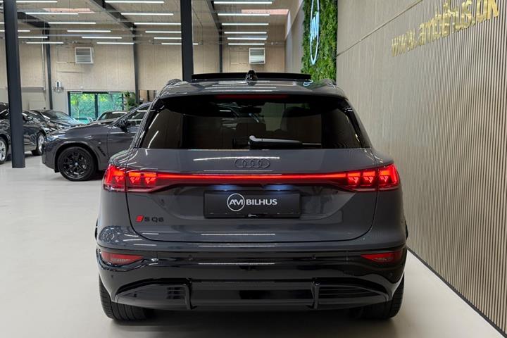 Grå Audi SQ6 e-tron fra 2024