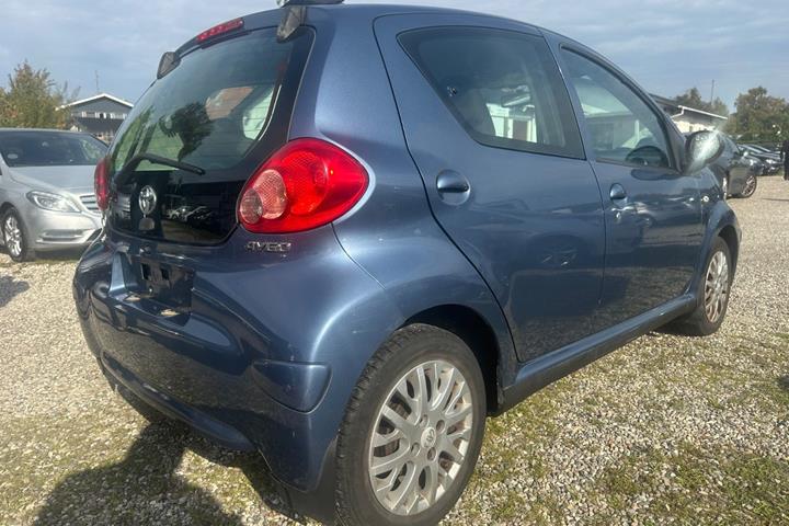 Blå Toyota Aygo fra 2008