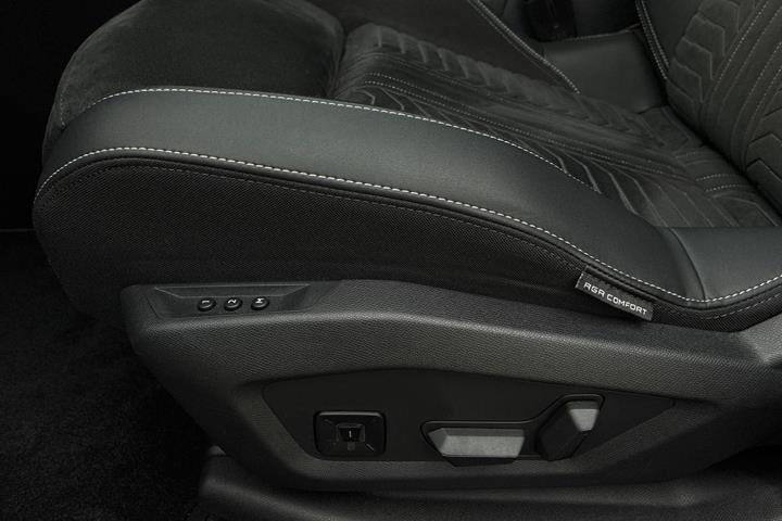 Blå Peugeot e-5008 fra 2025