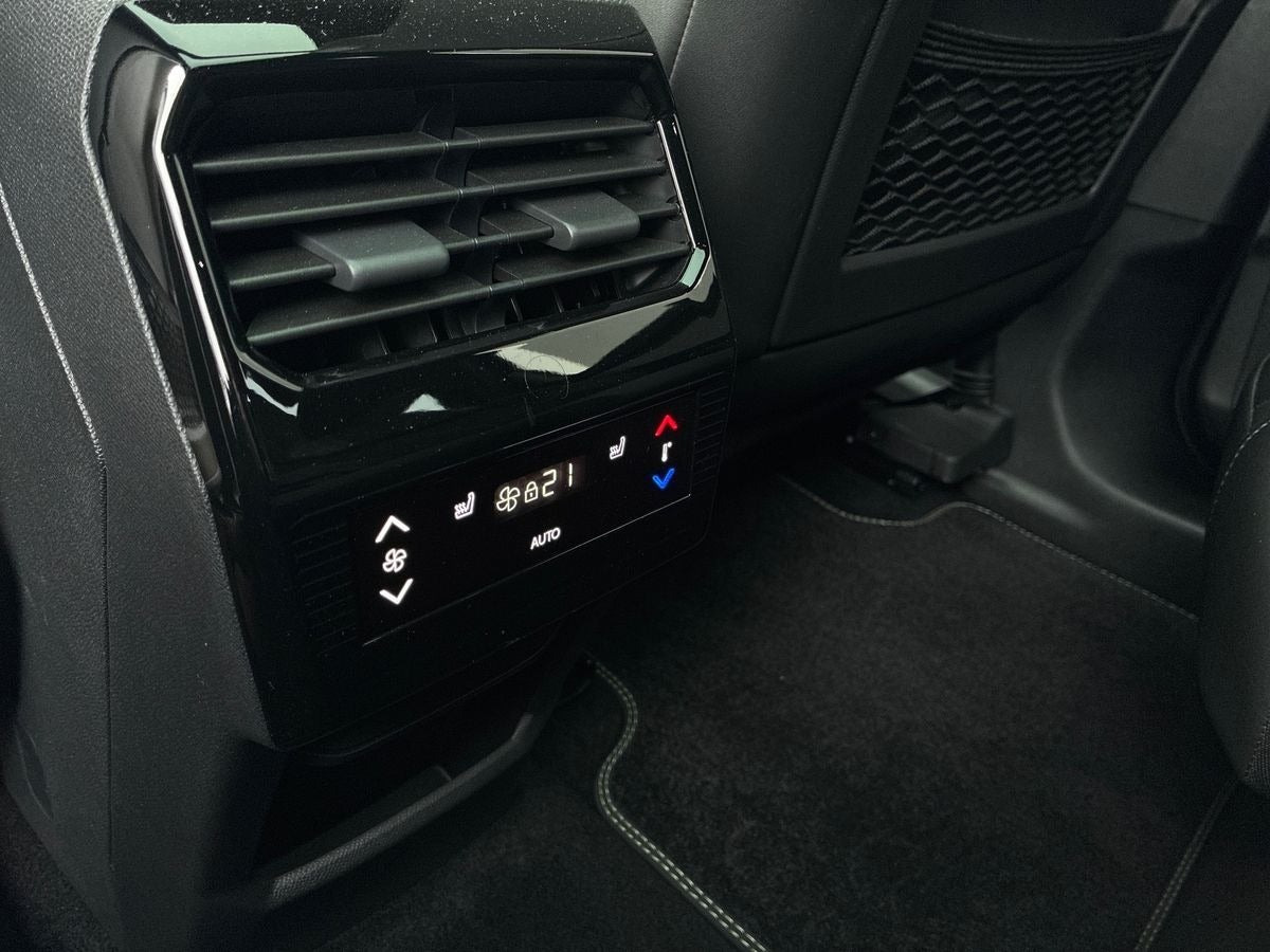 Blå Peugeot e-5008 fra 2025