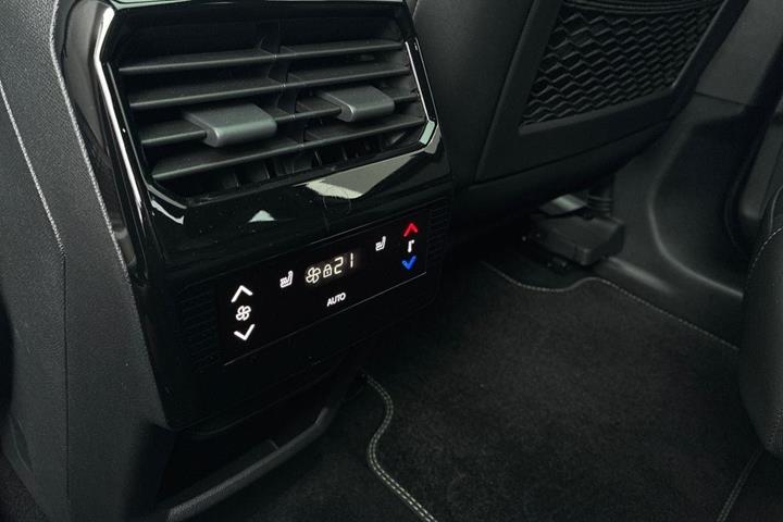 Blå Peugeot e-5008 fra 2025