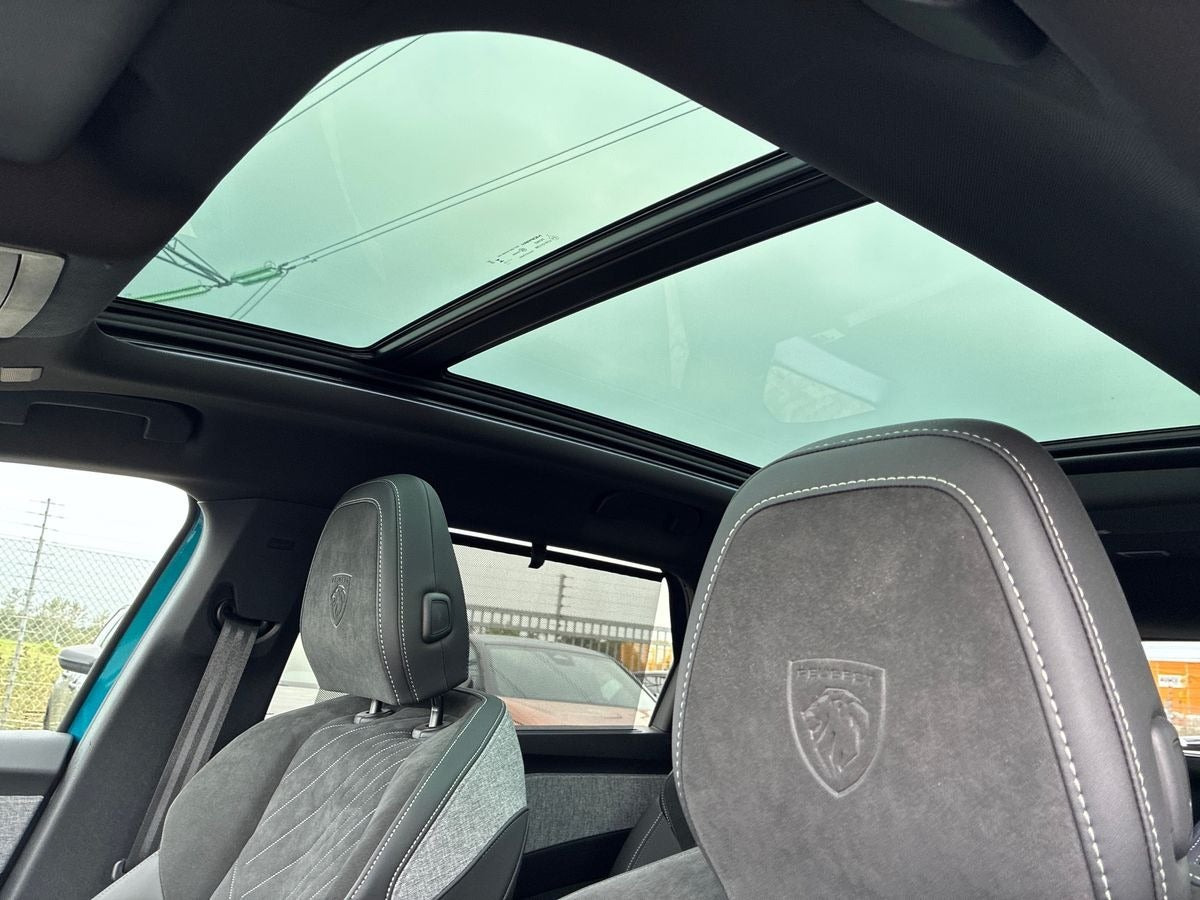 Blå Peugeot e-5008 fra 2025