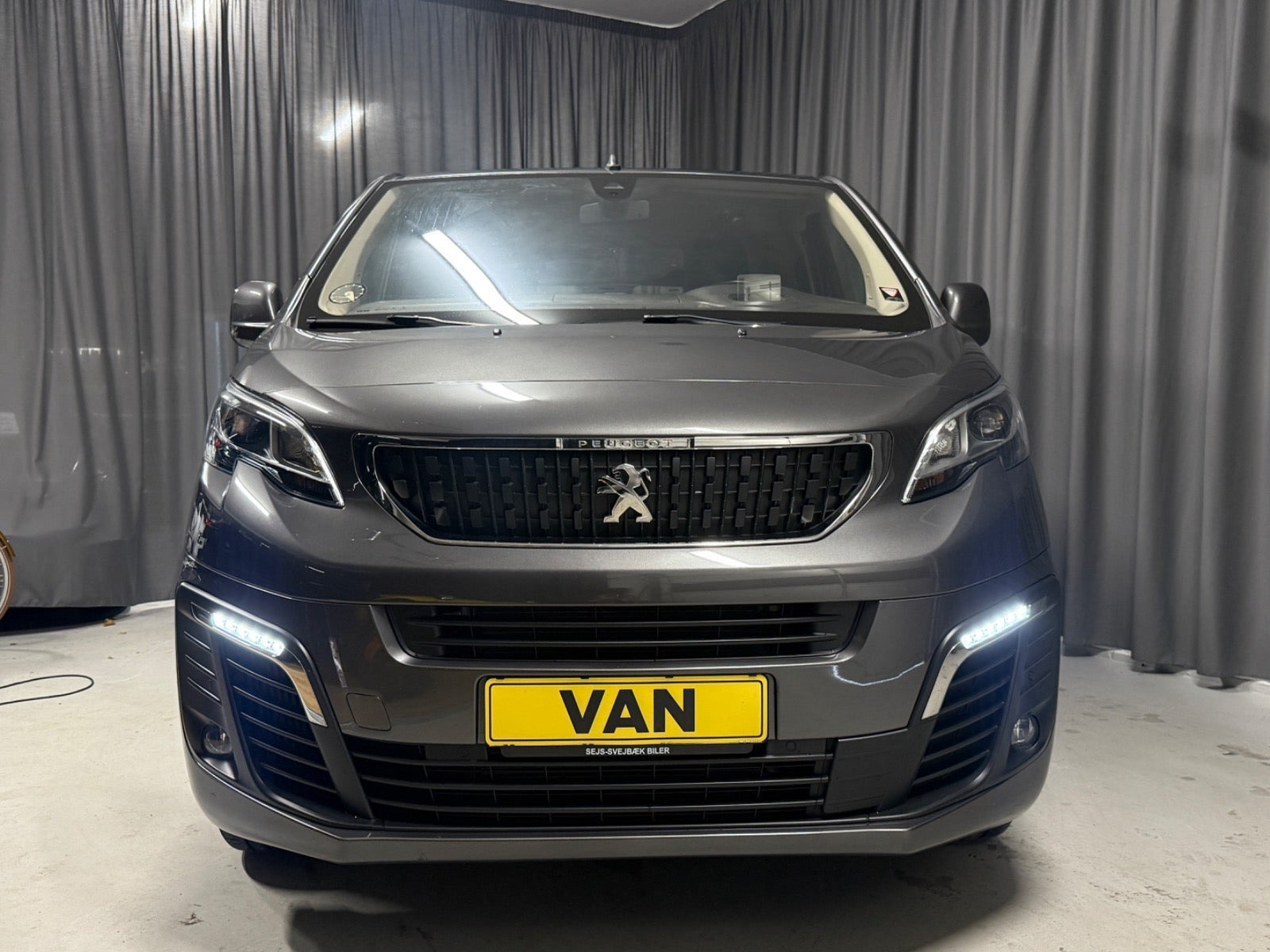Grå Peugeot Expert fra 2021