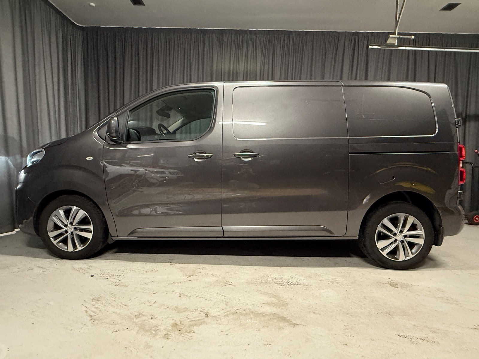 Grå Peugeot Expert fra 2021