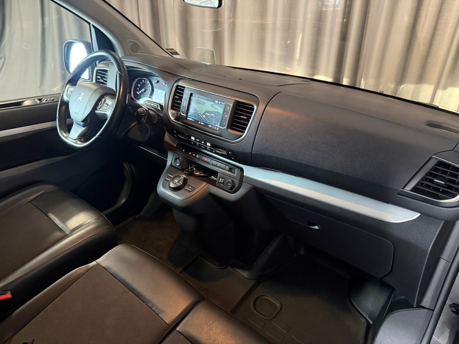 Grå Peugeot Expert fra 2021