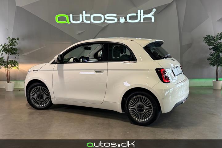 Hvid Fiat 500e fra 2023