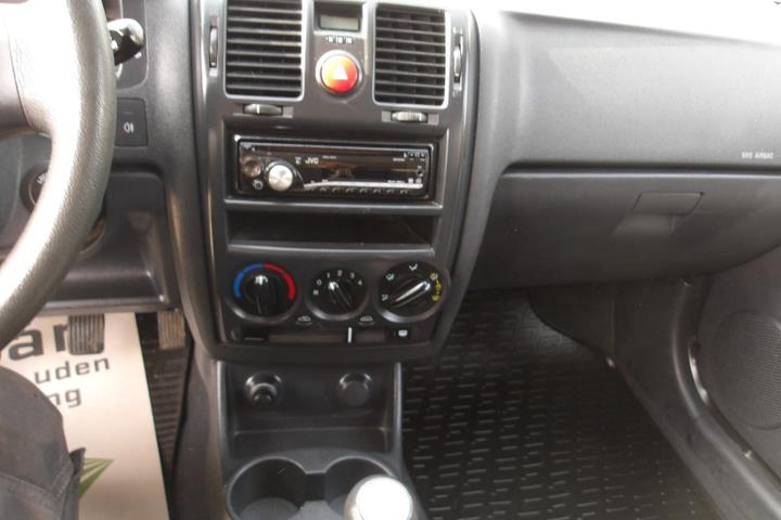 Blå Hyundai Getz fra 2008 set indefra