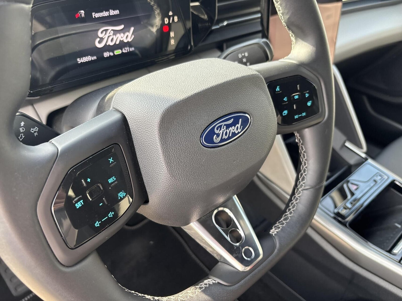 Blå Ford Capri fra 2024