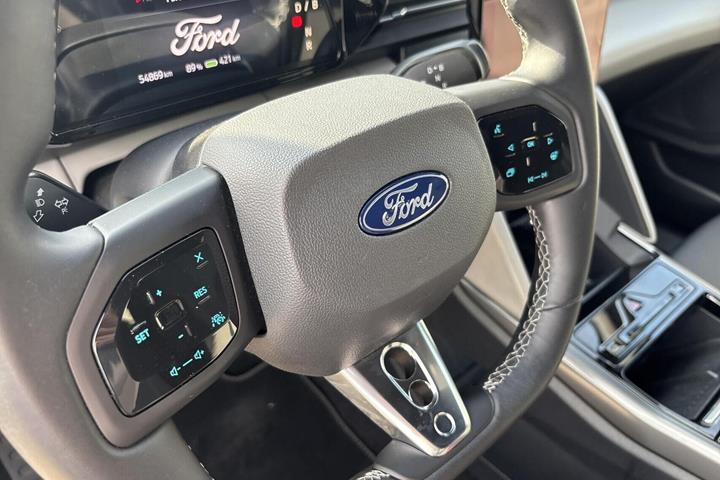 Blå Ford Capri fra 2024