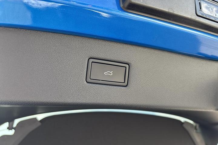 Blå Ford Capri fra 2024