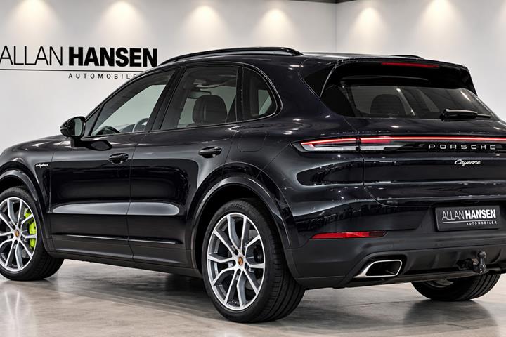 Sort Porsche Cayenne fra 2024
