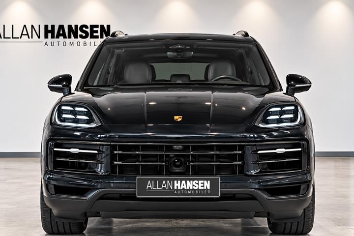 Sort Porsche Cayenne fra 2024
