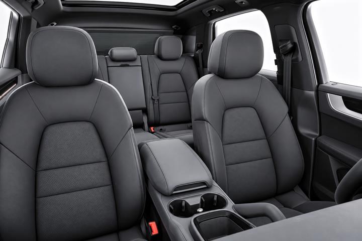 Sort Porsche Cayenne fra 2024